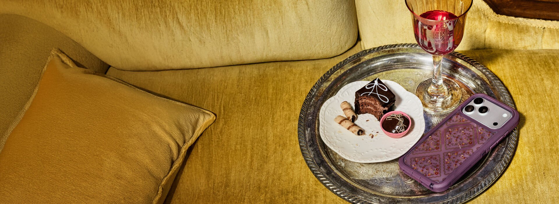 Holiday Bows iPhone Case | OtterBox